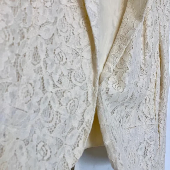✨🤍 POETRY CREAM LACE CROPPED JACKET (MEDIUM) 🤍✨ - Picture 2 of 4
